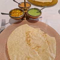 Papadom con chutney de mango, salsa de yogur y menta y picante. at Royal Tandoori in Oviedo