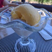Copa de helado vegano de coco y mango at Al Lago  in Zahara De La Sierra