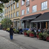 Sitzplätze gibt es sowohl drinnen als auch draußen at Rau in Malmo