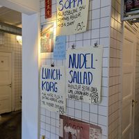 Das Mittagsangebot wechselt: es lohnt sich also mehrfach hier essen zu gehen 🤭 at Rau in Malmo