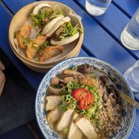 Vegane Nudelsuppe und Bao Bun mit Dumplings at Rau in Malmo