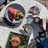 Heerlijke Bagel met vegan haloumi erop. Ook een wrap met vegan feta en peer. Lekkere combinaties. Leuke opties op de menukaart! Beste optie voor vegan in Almelo!  at Taveerne Het Wetshuys in Almelo