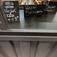 Veganer Käse und Fleischersatz at Loco Chicks in Hamburg