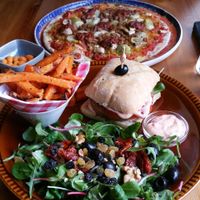 burger and pizza at Sassy's in Oostende