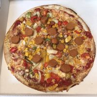 Pizza sombrero (tomato, vegan cheese, bell peppers, onion, corn, spicy tofu sausage) at Sassy's in Oostende