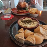 Brócoli con provolone y hamburguesa de lentejas at Bar Botánico - La Suegra del Jardinero in Barcelona