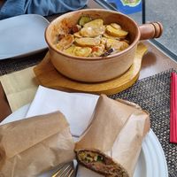 Neu: "Kebab Überbacken" mit veganem Käse (sehr lecker und sehr mastig - bei uns reicht eine Portion für 2 😉) - mit Seitan, Gemüse, Brot, Kartoffeln, Sauce und V-Käse überb at Vegano in Wohlen
