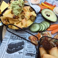 Vegan borrelplank, nacho’s, sweet potato fries and other snacks at Beyond Lunchcafé & Patisserie in Nuenen