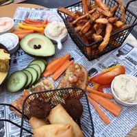 Vegan borrelplank, nacho’s, sweet potato fries and other snacks at Beyond Lunchcafé & Patisserie in Nuenen