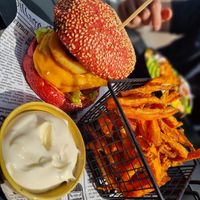 Burger met frietjes at Beyond Lunchcafé & Patisserie in Nuenen
