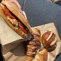 Ciabatta mit Pesto, Avocado,Tomate und Veganem Mozzarella, Laugenbrötchen mit Margarine und Schnittlauch & vegane Croissants  at Hempies - Odonien Biergarten in Cologne