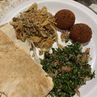 Arroz com lentilha, falafel, tabule e pão sírio com mix de pastas.  at Amir Restaurante in Rio De Janeiro