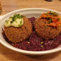 Guacamole und Avjar Knödel auf Rotkraut at Knödel Manufaktur in Vienna
