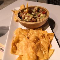 Nachos con guacamole at El Corral in Ourense