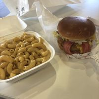 The Deluxe was delicious! The Mac & Cheese was not so great, but I would eat here again! #Veganuary at Side Chicks in San Antonio