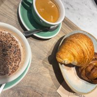 Croissant, cafe, chocolat chaud and cinnamon roll  at Land & Monkeys - Amsterdam in Paris