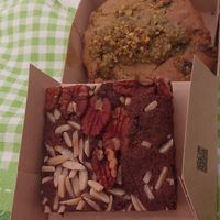 A brownie and a chimp cookie with pistachio at Land & Monkeys - Amsterdam in Paris