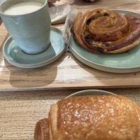 Pain au chocolat, pain au raisin, café et chai latte  at Land & Monkeys - Amsterdam in Paris