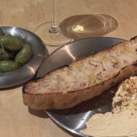 Oliven und Bread & Butter als Vorspeise  at Gemello Vegan Pizza in Berlin