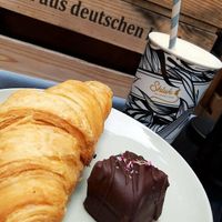 Vanilla iced latte, Snickers, croissant at Shluk in Trier