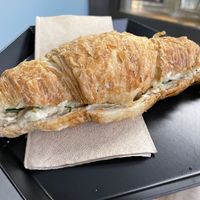 Hummus & edamame croissant at Shluk in Trier