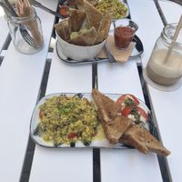 Rührtofu, Guacamole und TomateVozzarella.   at Shluk in Trier