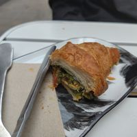 Eine Hälfte des belegten Croissants (mit veganem Mozzarella, Pesto und Gemüse) at Shluk in Trier