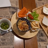 Hummus con crudités y patatas bravas (solo la salsa de tomate era vegana) at Acherito in Jaca