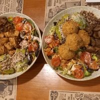 Tofu arriba y Falafel abajo los dos muy ricos at Acherito in Jaca