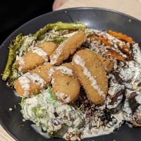 Bowl con nuggets veganos at Acherito in Jaca