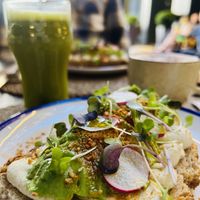 Sehr leckeres Avocado Brot mit leckerer Cashewcreme. Viele tolle Auswahlmöglichkeiten für Veganer/Vegetarier   at Noranta Tres in Escaldes-engordany