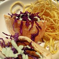 Shawarma de seità amb mutabal, salsa de iogur, pa de pita i niu de patata at Noranta Tres in Escaldes-engordany