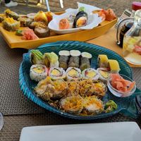 Das Sushi auf dem Vorderen Teller war Vegetarisch und sehr lecker. at Buddha & Sakura in Calheta