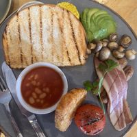 Vegan Breakfast
Two rashers of plant based bacon, vegan sausage, avocado, tofu scrambled, sautéed mushrooms, baked beans, grilled tomato, hash brown and a thick slice of farmhouse at The Farm Kitchen in Henley-on-thames