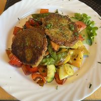 Vegane Frikadellen mit Gemüse  at Brasserie am Schleiferplatz in Idar-oberstein
