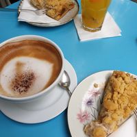 Oat Milk Cappuccino and apple pie at Blue Bee in Darmstadt