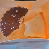 'Cheese'cake and chocolate coconut cake at Loving Hut in Menton