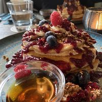 Pancakes mit frischen Beeren, Granola und Ahornsirup  at Emmi's Kitchen in Augsburg