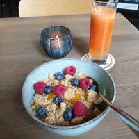 Coconut milkrice with mangosauce, crumbles and fresh berries&fresh juice at Emmi's Kitchen in Augsburg