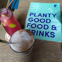 Chai Latte mit Haferdrink und Waldbeerlimo at Emmi's Kitchen in Augsburg