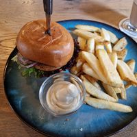 Classic Burger mit Pommes at Emmi's Kitchen in Augsburg
