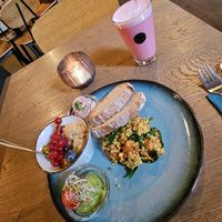 Emmi's Brunch + Superfood Latte mit Sojamilch at Emmi's Kitchen in Augsburg