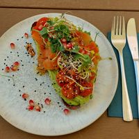 Avocado Brot "De Luxe' € 14,80. Sehr lecker und sättigend at Emmi's Kitchen in Augsburg