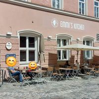 Man sitzt ganz ruhig, nur Radfahrer kommen vorbei at Emmi's Kitchen in Augsburg