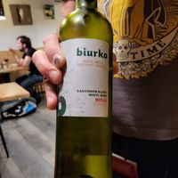 Lovely vino blanco at Lanbroa in Pamplona