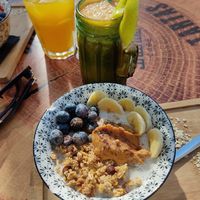 Porridge 1 y licuado Bora Bora at Shanao Cafe in Malaga