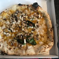 La Contadina (Pumpkin cream base with vegan mozzarella, chestnut mushrooms and garlic oil) at Spaccanapoli in North West London