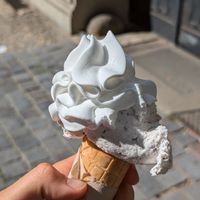 Ist ein bisschen schief, er wollte es neu machen, ist also quasi meine Schuld dass es so aussieht at Green Scoop Vegan in Berlin