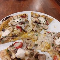 Pizza special at Unique (V) Pizzeria SUKHASANA in Osaka