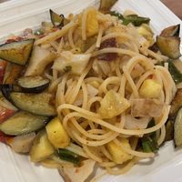 Spaghetti aglio e olio with seasonal vegetables   at Unique (V) Pizzeria SUKHASANA in Osaka